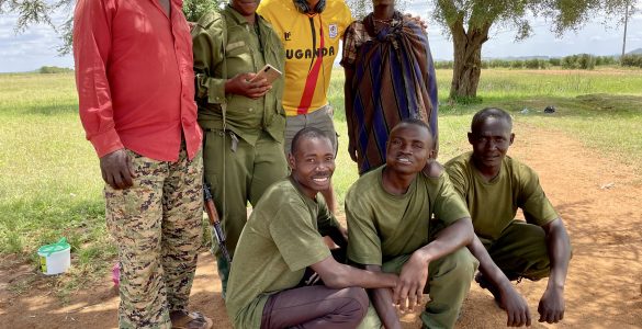 Auf dem Foto mit der ugandischen Armee bei Kaabong