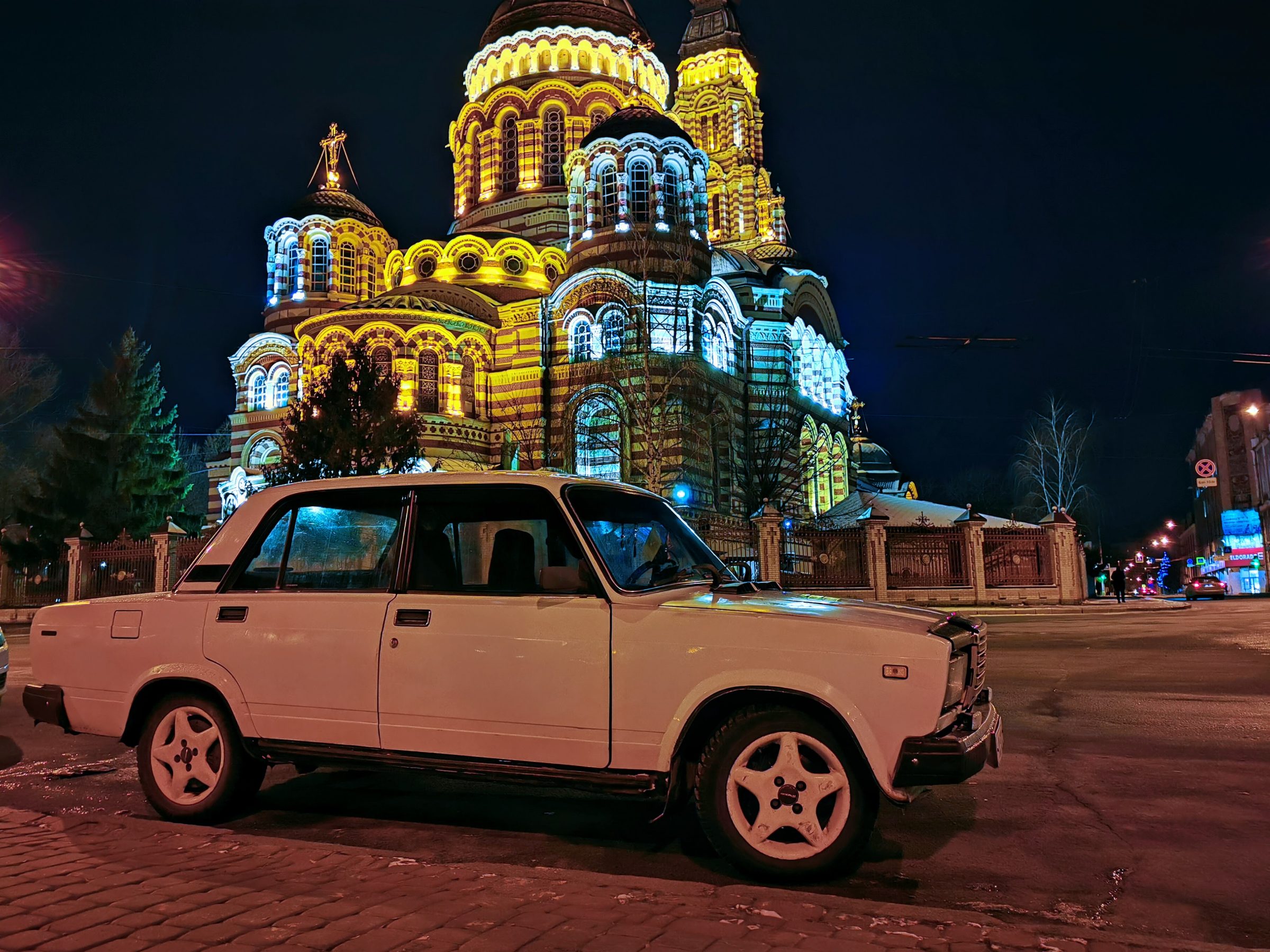 Oekraïne | Russische Synagoge en een oude Lada (eigen foto, gemaakt door Chris Thomassen in 2020)