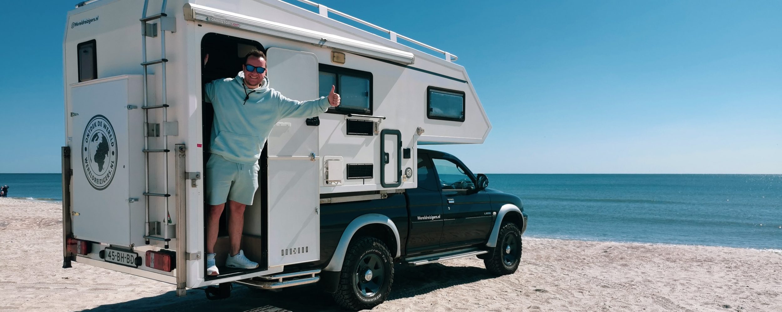 with the 4x4 camper on the beach in Florida