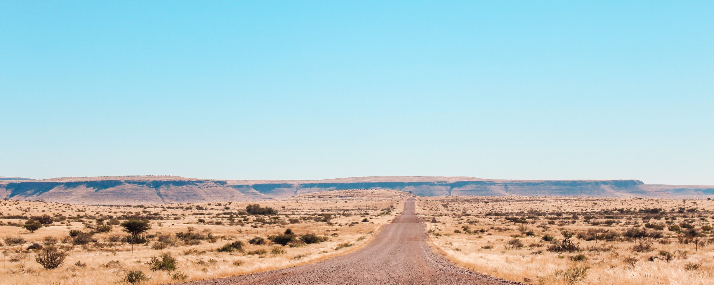 En grusväg i Namibia