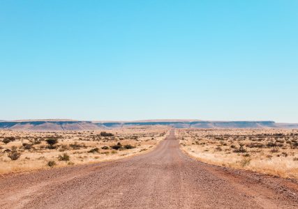 Een gravelweg in Namibië
