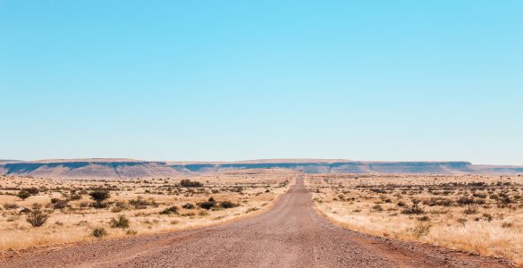 Uma estrada de cascalho na Namíbia