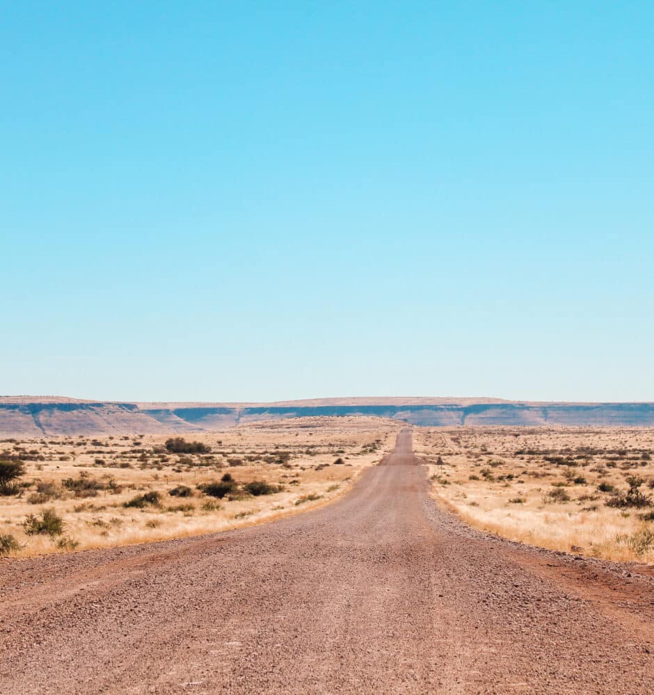 Een gravelweg in Namibië