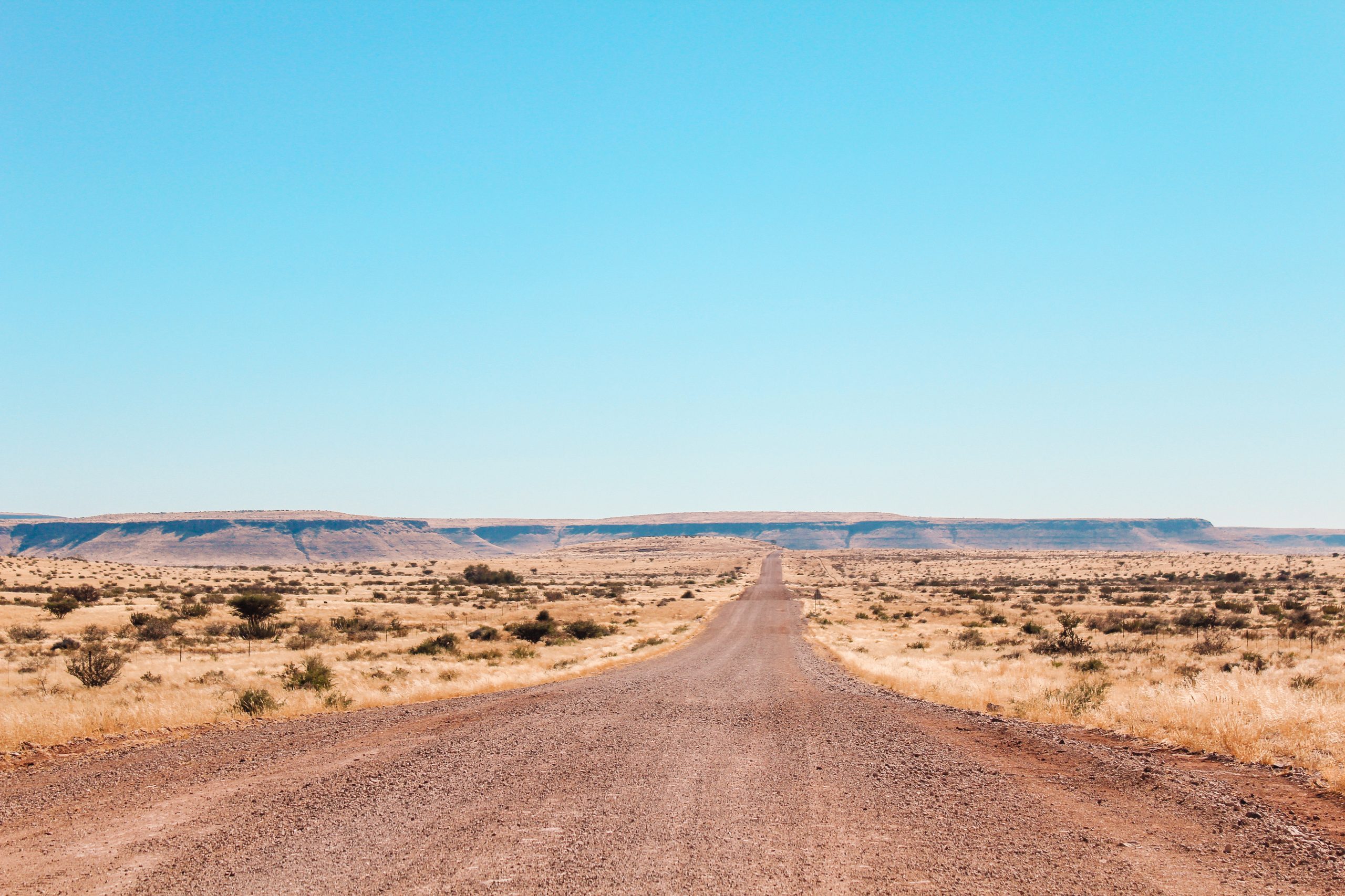 En grusväg i Namibia