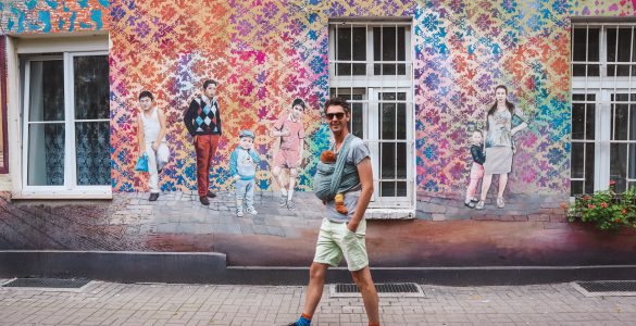 فن الشارع فروتسواف بولندا - حقيبة الظهر البرتقالية