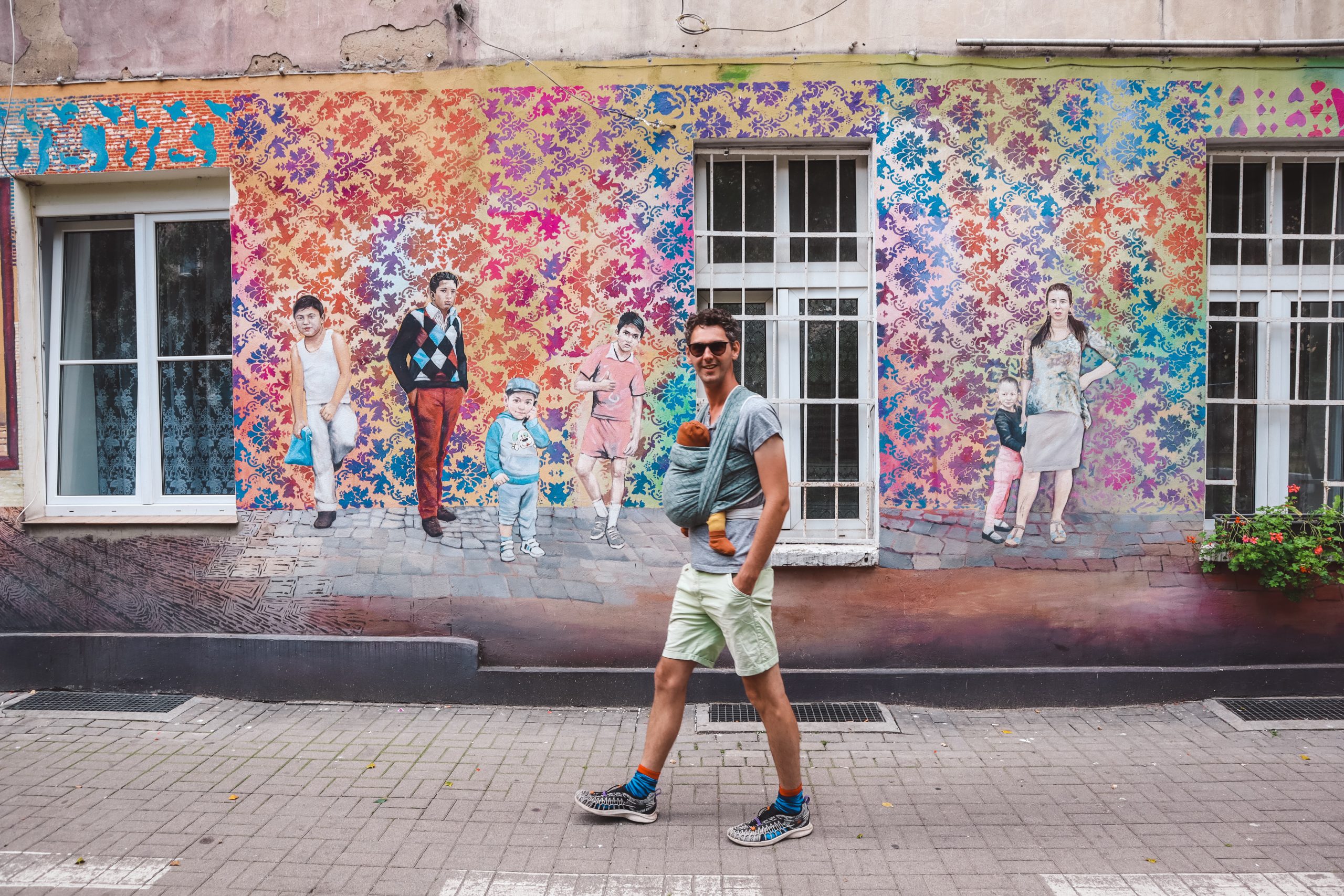 Street art Wroclaw Pologne - Le sac à dos orange