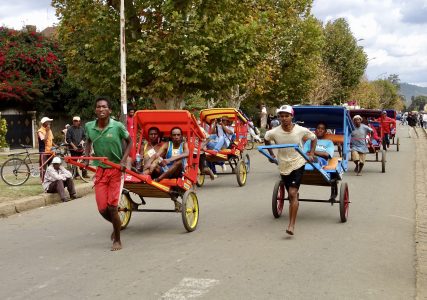Pousse pousse táxis em Antsirabe
