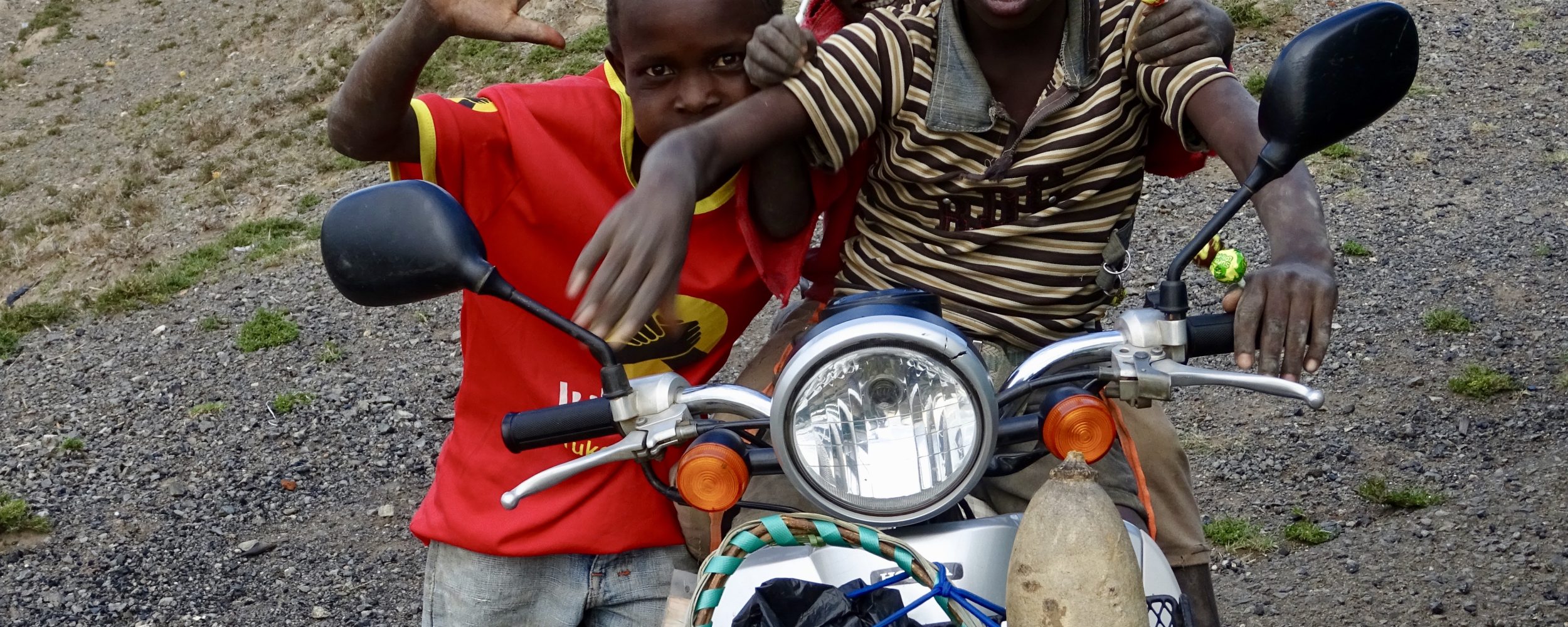 Aficionados a las scooters en Narok