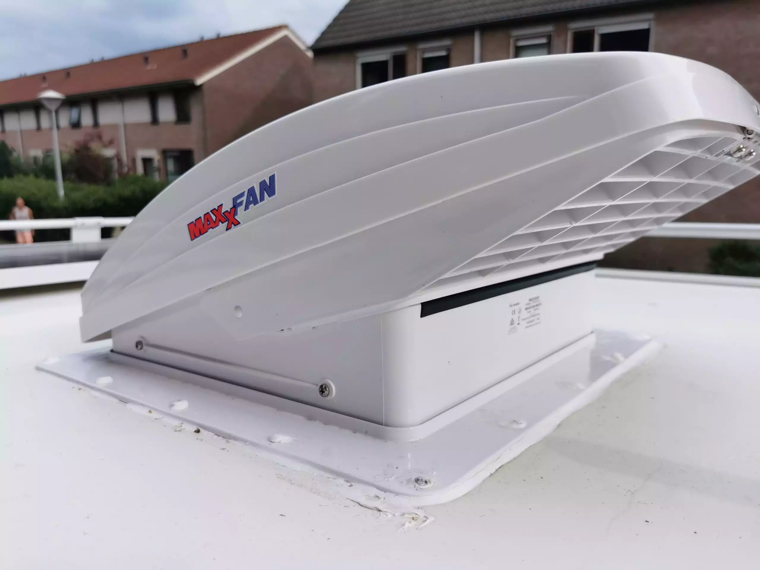 Maxxfan Deluxe | Trappe de toit 40x40 cm avec ventilateur et télécommande