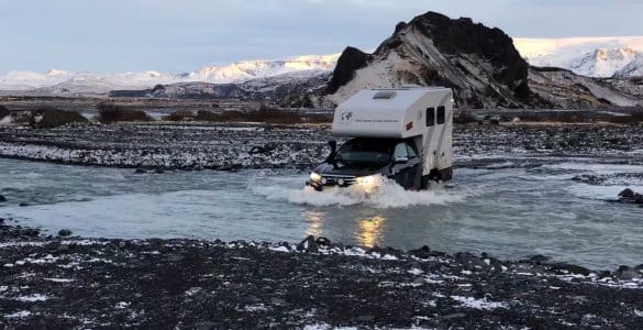 prečkanje reke z avtodomom 4x4 roadtrip Islandija