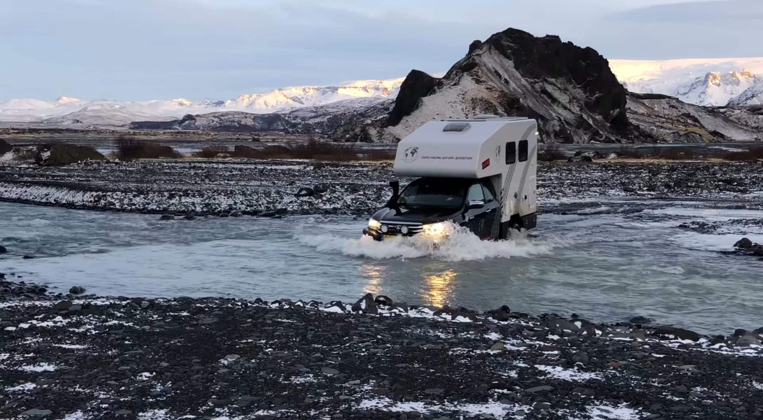 rivier oversteken met 4x4 camper roadtrip ijsland